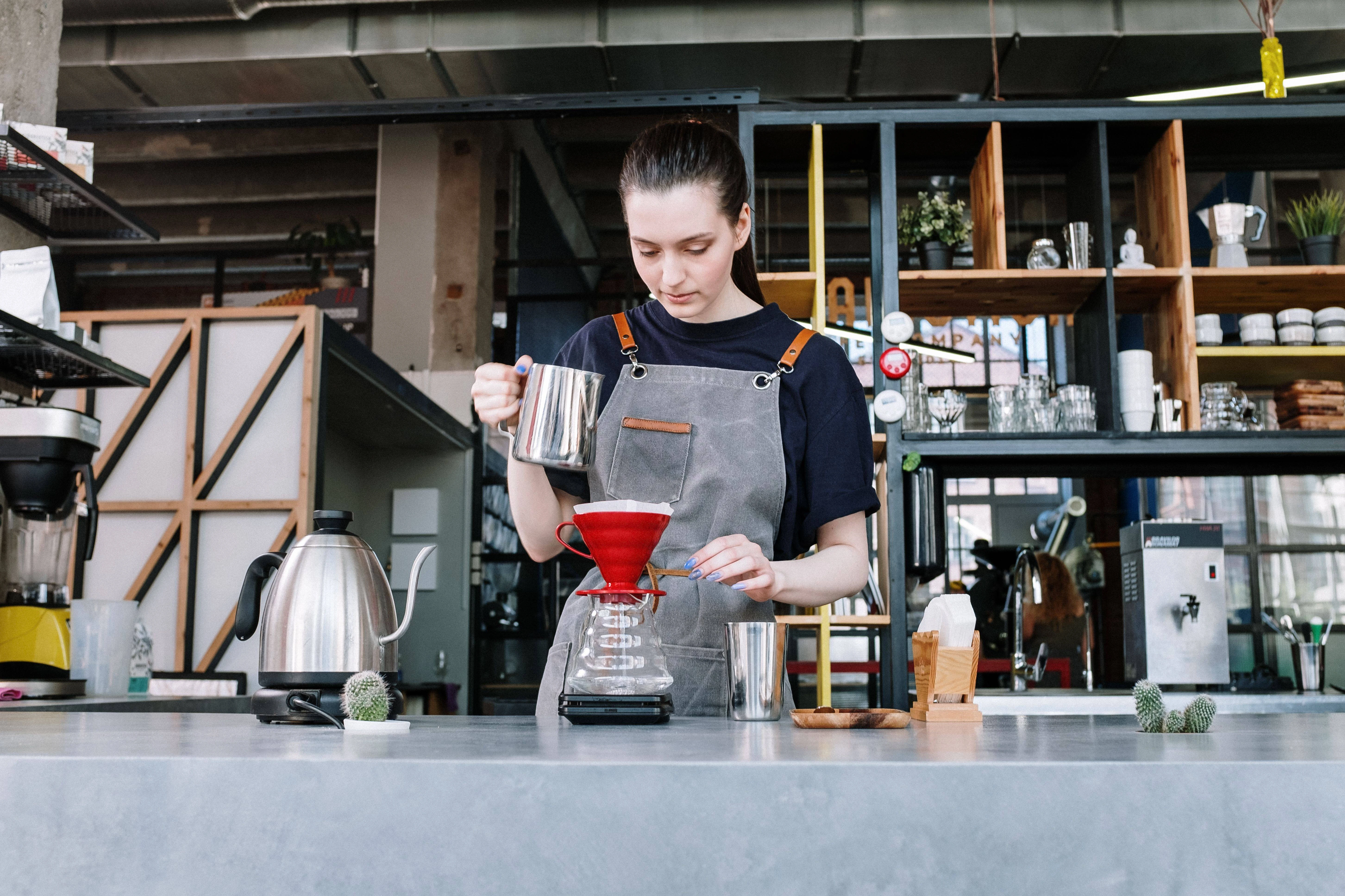 Barista preparando café en MISO